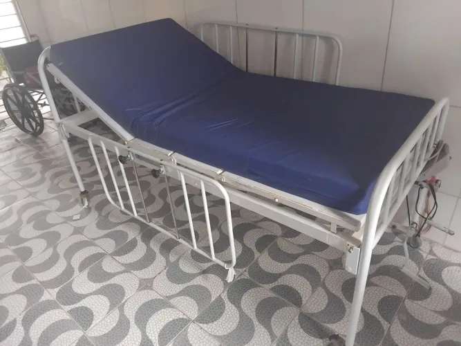 Cama para vender, novinha em folha, apenas 2 anos de uso.
