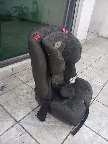 Cadeirinha de 9 a 36Kg, R$ 300 parcelo no cartão. 