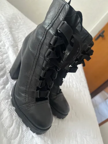 Bota couro Schutz
