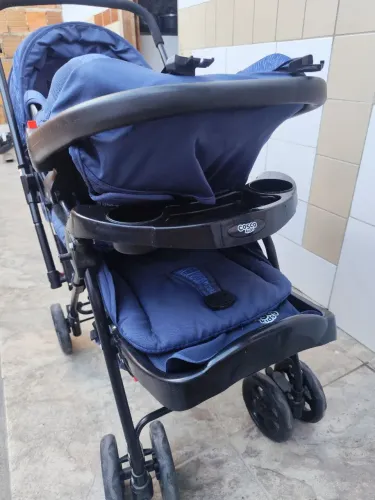 Carrinho de bebê com Bebê conforto 
