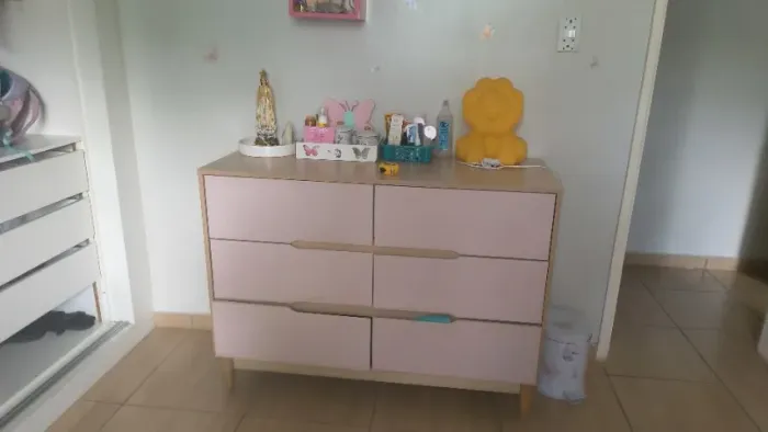 Cômoda infantil rosa com amadeirado.