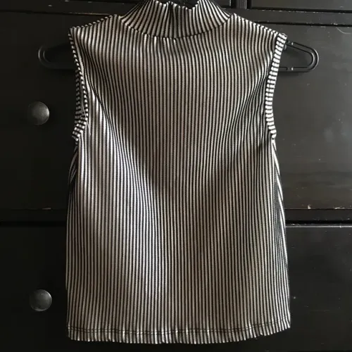 Blusa de gola alta, listrada