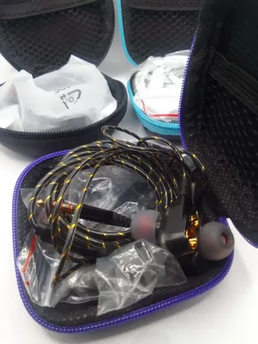 Fone de ouvido + Estojo impermeável 