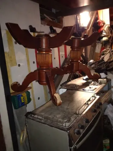 Pé de mesa antigo exótico muito lindo e trabalhado ,anos 70 estilo Luiz XV(Leia o anúncio)