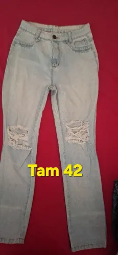 Calças jeans coloridas tam variados