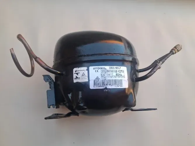 Compressor de refrigeração de geladeira marca Embraco modelo EM2U60LP 127V