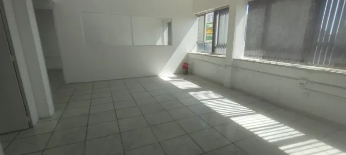 Excelente Sala com três divisórias, cozinha bem no Centro de Canoas!