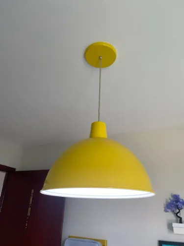 Lustre amarelo de teto