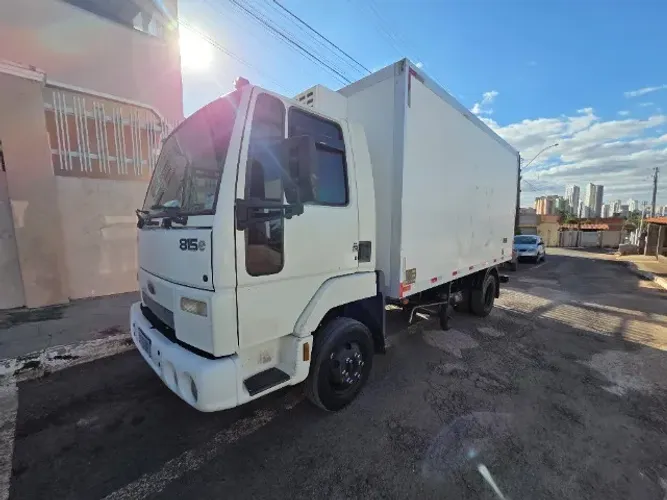 Cargo 815/09 baú frigorífico aparelho pra congelado