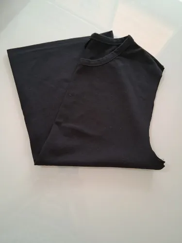 Camiseta (M) preta s/ manga Shein