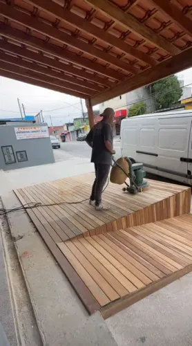 Deck de madeira novo para sua área externa