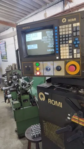 Torno CNC ROMI Mach 4 - Equipamento de alta precisão