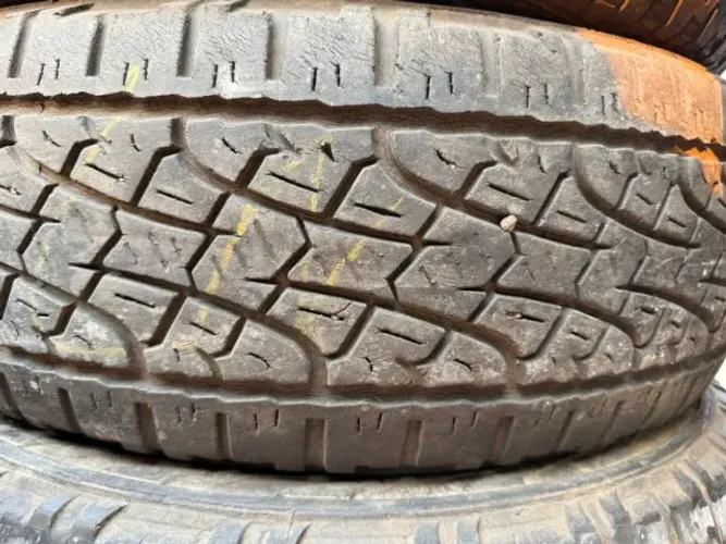 Pneu 235/75/15 Pirelli 80 % de vida útil