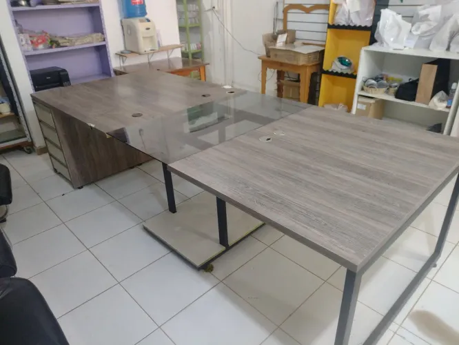 Mesa reunião c/ estações de trabalho.