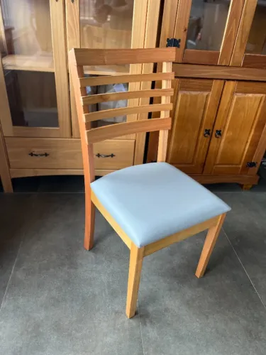 Cadeira de Madeira com Assento Estofado