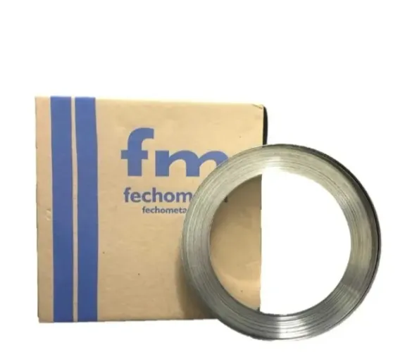 Fita de aço poste e fecho de metal.