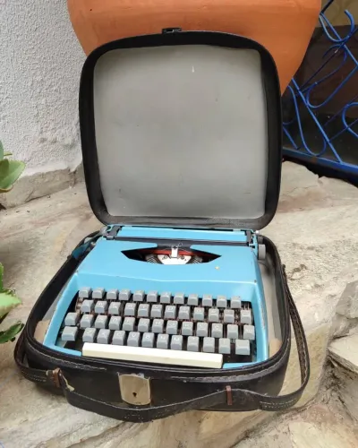 máquina de escrever antiga bem conservada com maleta 