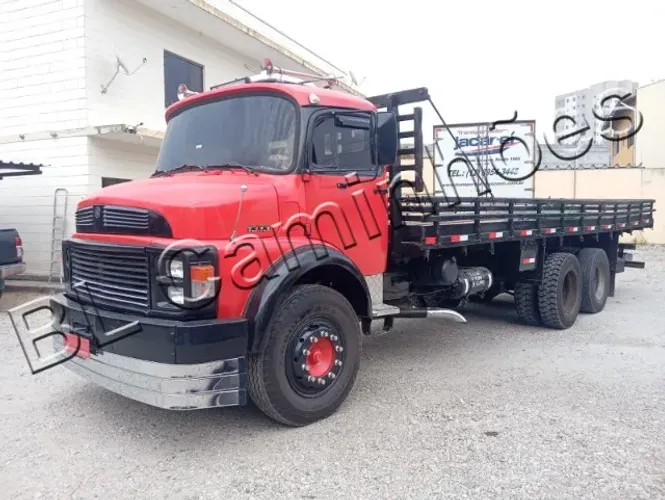 MB 1313, ano 81, Carroceria de Madeira Filé