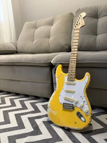 GUITARRA VELHA GUITARRA + FENDER  STRATOCASTER YJM "PLAY LOUD"