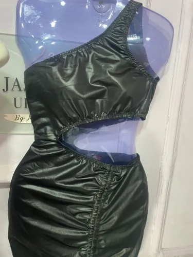 Vestido preto cirre tubinho