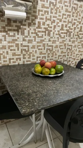 Somente Mesa de Cozinha  - Graniteada, resistente e em ótimo estado!