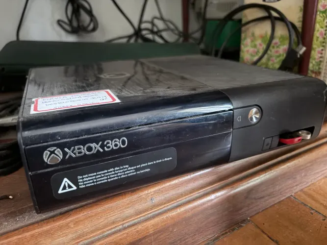 XBOX 360 4GB DESBLOQUEADO + KINECT + 2 CONTROLES + JOGOS