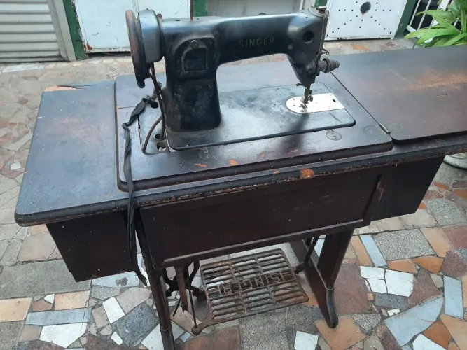 Máquina de costura Singer antiga
