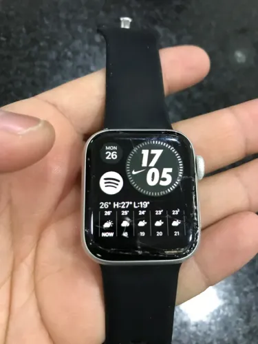 Apple Watch com vidro danificado