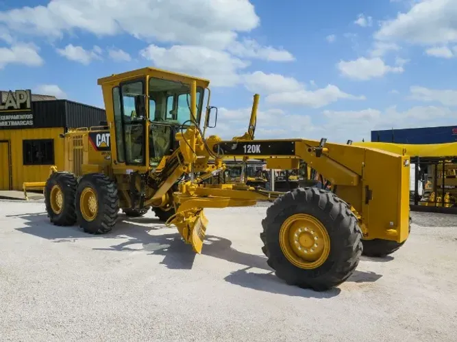 Motoniveladora Caterpillar 120K 2009 11.400h pintura e pneus novos