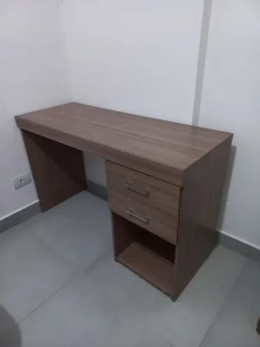 MESA PARA ESTUDO EM EXCELENTE ESTADO 