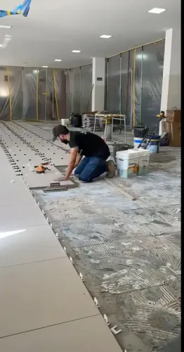 Colocando de porcelanato profissional