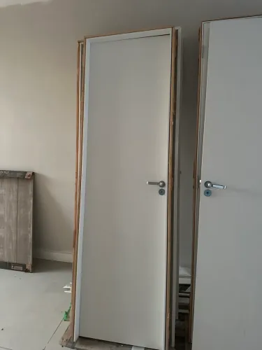 Porta branca para quarto