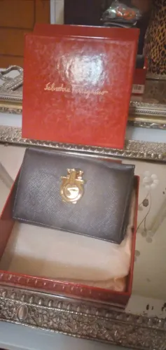 Carteira de couro safiano marca Salvatore Ferragamo 