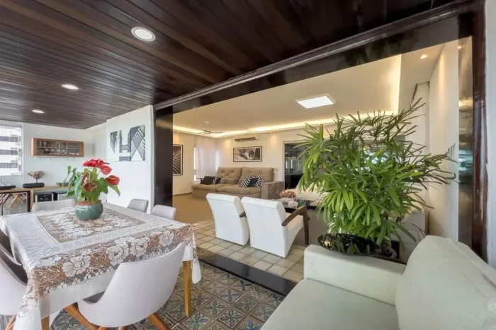 Apartamento à Venda no Edf. Quilombo - 200m², 04 Quartos, Varanda com Vista para o Mar em