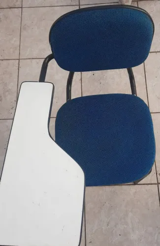 Cadeira Universitária Azul com Prancheta,So tenho 1 Unidade,Bom Estado