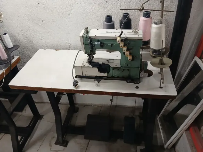 Máquina de costura galoneira 