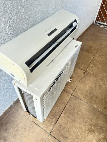 Ar condicionado 12mil Btus - Em perfeitas condições de uso, condensadora com base oxidada
