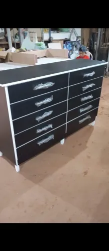 Cômoda preta com detalhes brancos