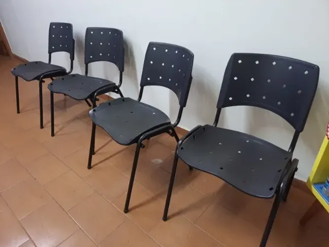 Kit com 4 Cadeiras Iso Fixa Plástica Empilhável Preto