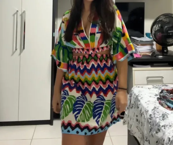 Vestido colorido com recorte