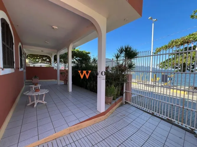 Casa na Tapera, pé na areia, frente mar, com garagem p/barco.