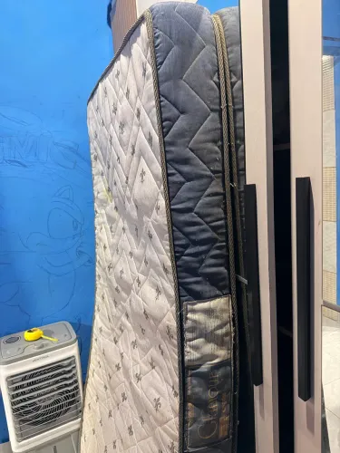 Vendo colchão solteiro está um pouco sujo