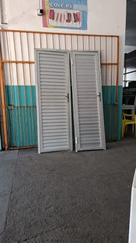 Portas de alumínio com aduelas