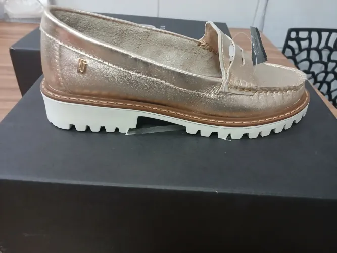 Mocassim dourado novo