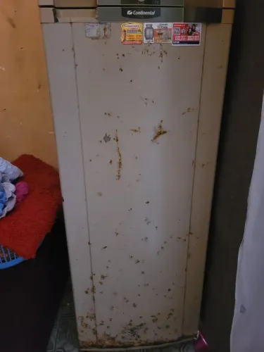 Vende se geladeira perfeita no preço 300 tem que vim pegar