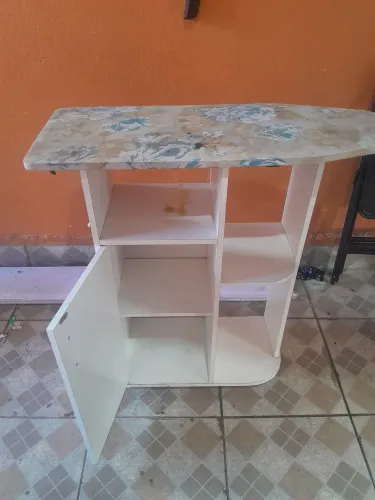 Mesa de passar roupas com gavetas 120$