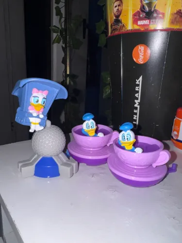 Kit Disney Mad Tea Party e Soarin Around The World 