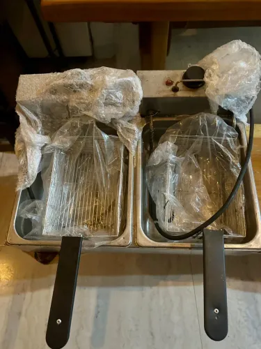 Vendo 1 fritadeira elétrica com 2 cubas.