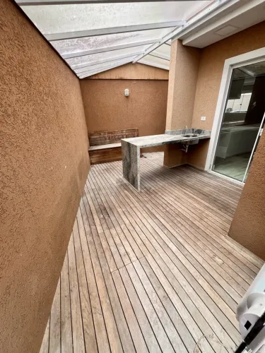 Deck de madeira usado, com banco, em Curitiba