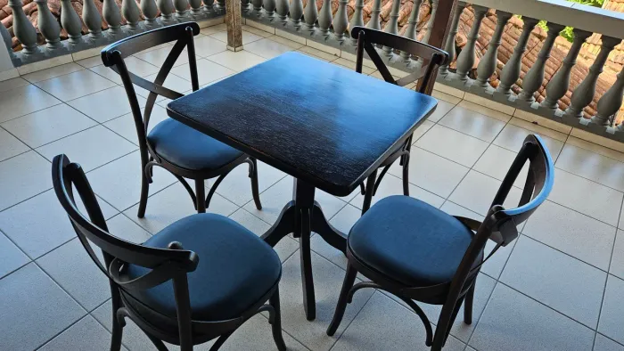 Mesa madeira maciça com 4 cadeiras